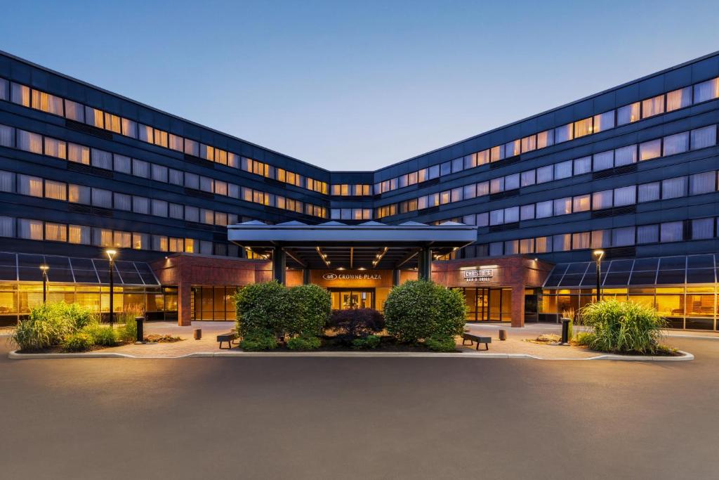 Image of Crowne Plaza Edison, an IHG Hotel