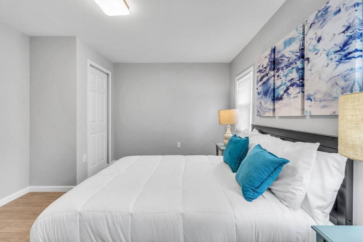 Image 3 of Dave and Busters, Outlets, Convention Center across street w Parking – Sleeps 15