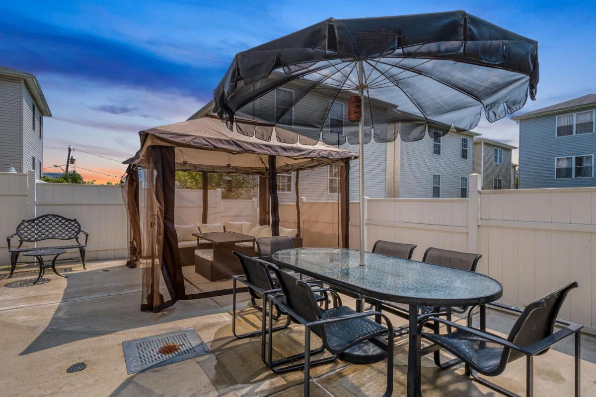 Image 4 of Gated 2-unit rental with movie & game room near NY