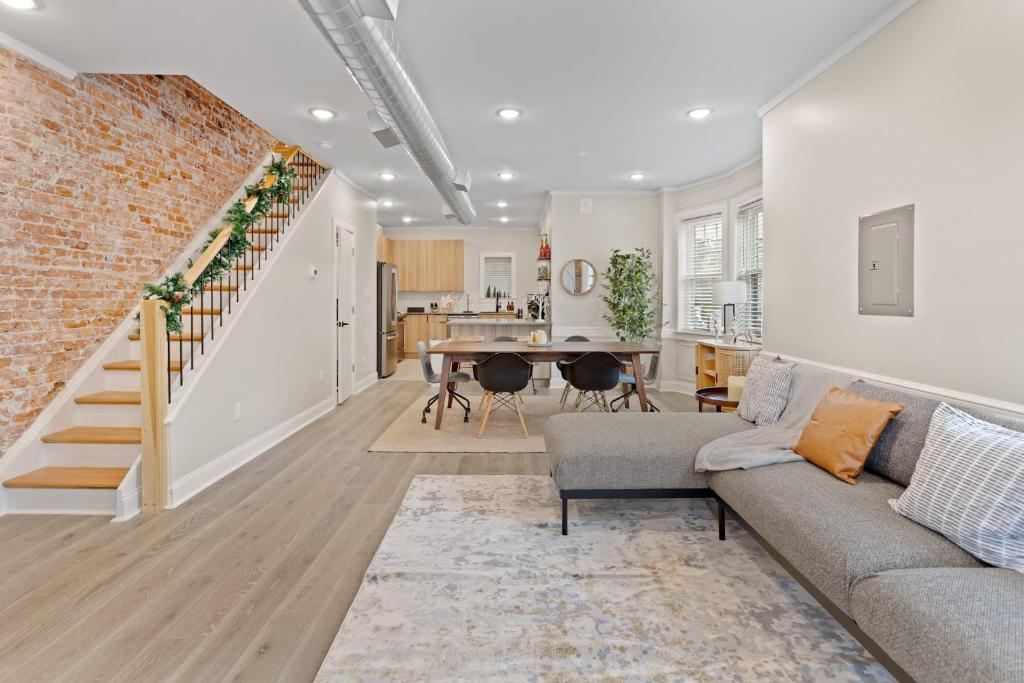 Image of Loopin Around Atlantic City Luxe 5BR Townhouse in Orange Loop