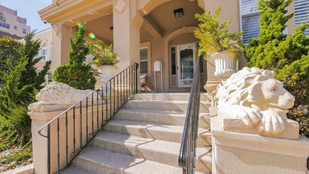 Image 1 of Luxe Beach Estate – 4 Bedrooms and 3 Bathrooms