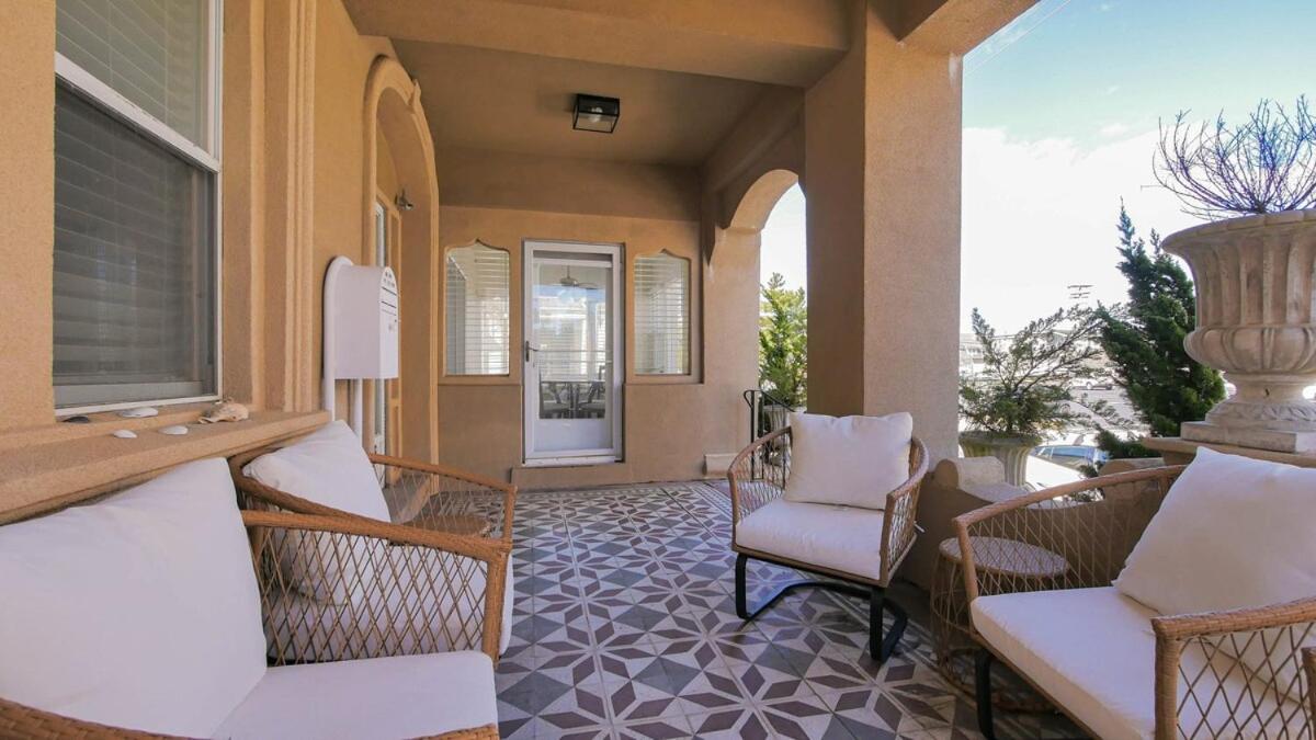 Image 2 of Luxe Beach Estate – 4 Bedrooms and 3 Bathrooms