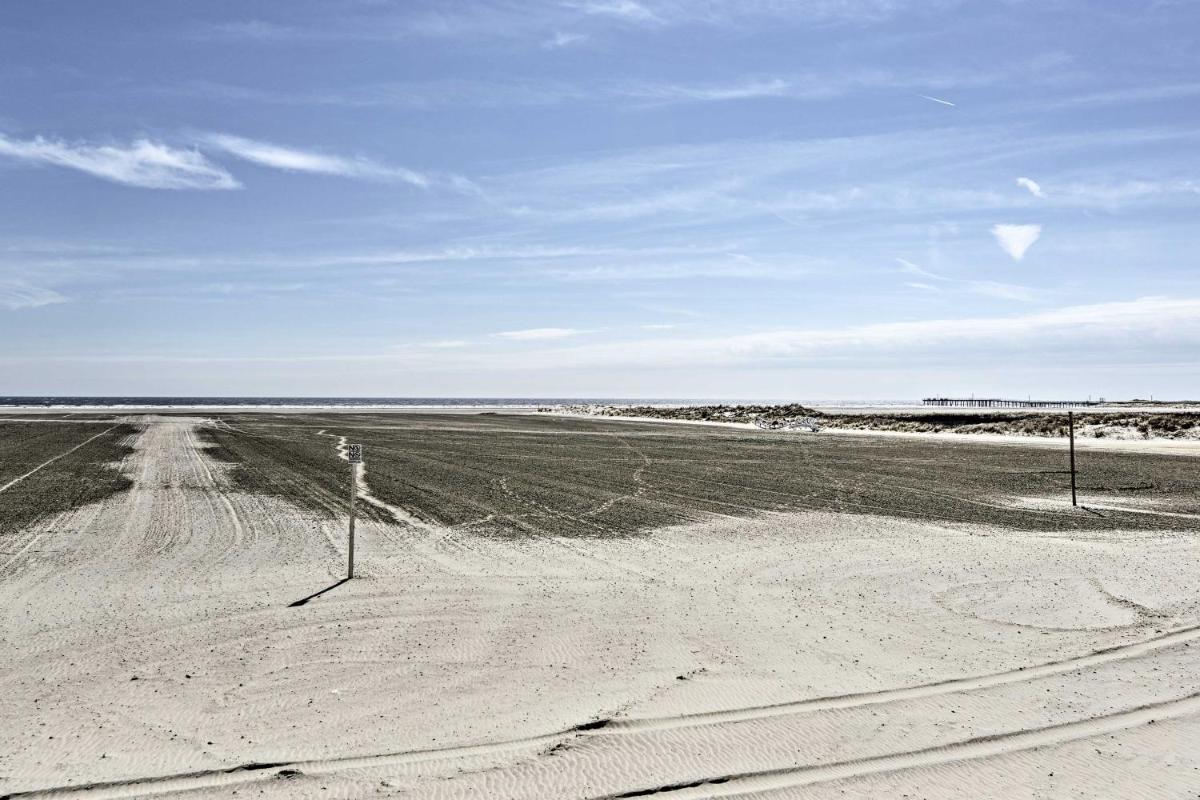 Image 1 of Wildwood Townhome with Patio 1 Block To The Beach!